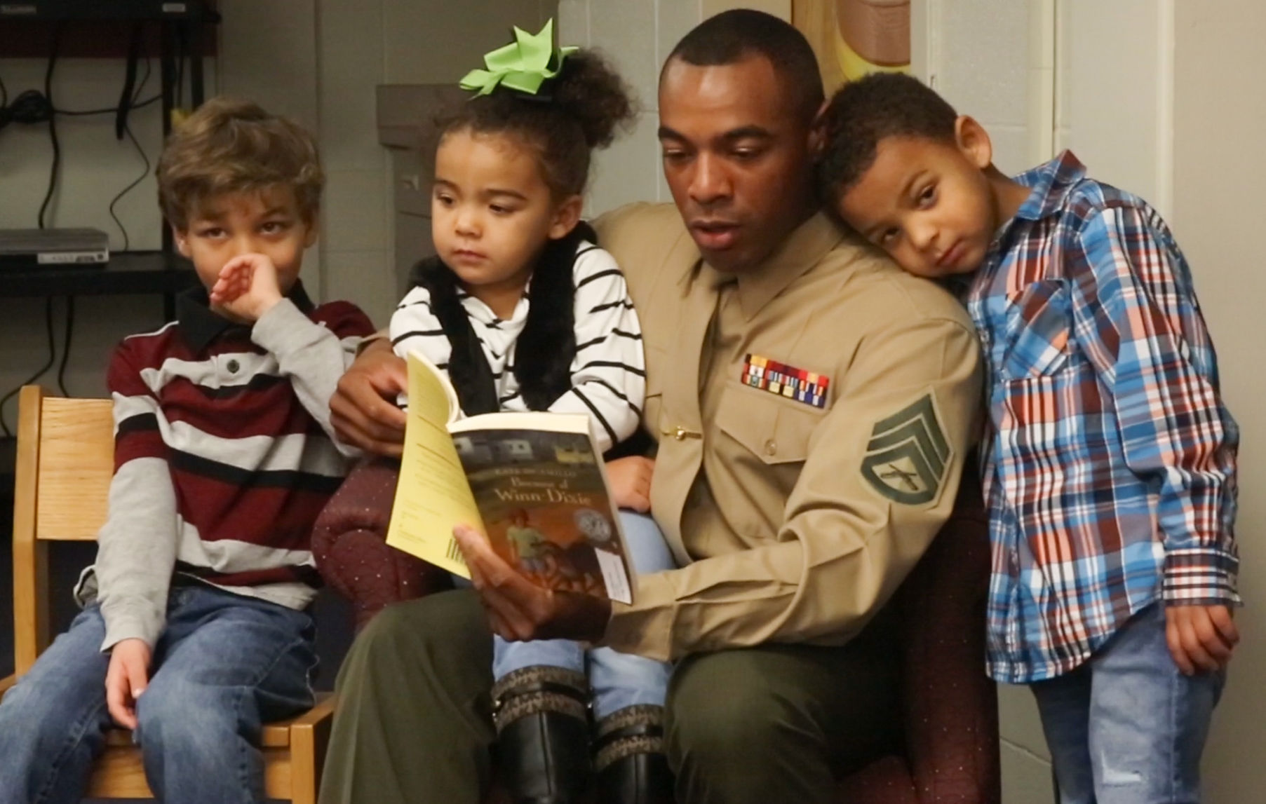 Marine dad surprises his kindergarten son